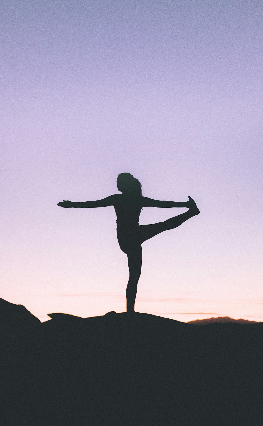 silhouette-of-woman-doing-yoga-zjo7xkcogzm